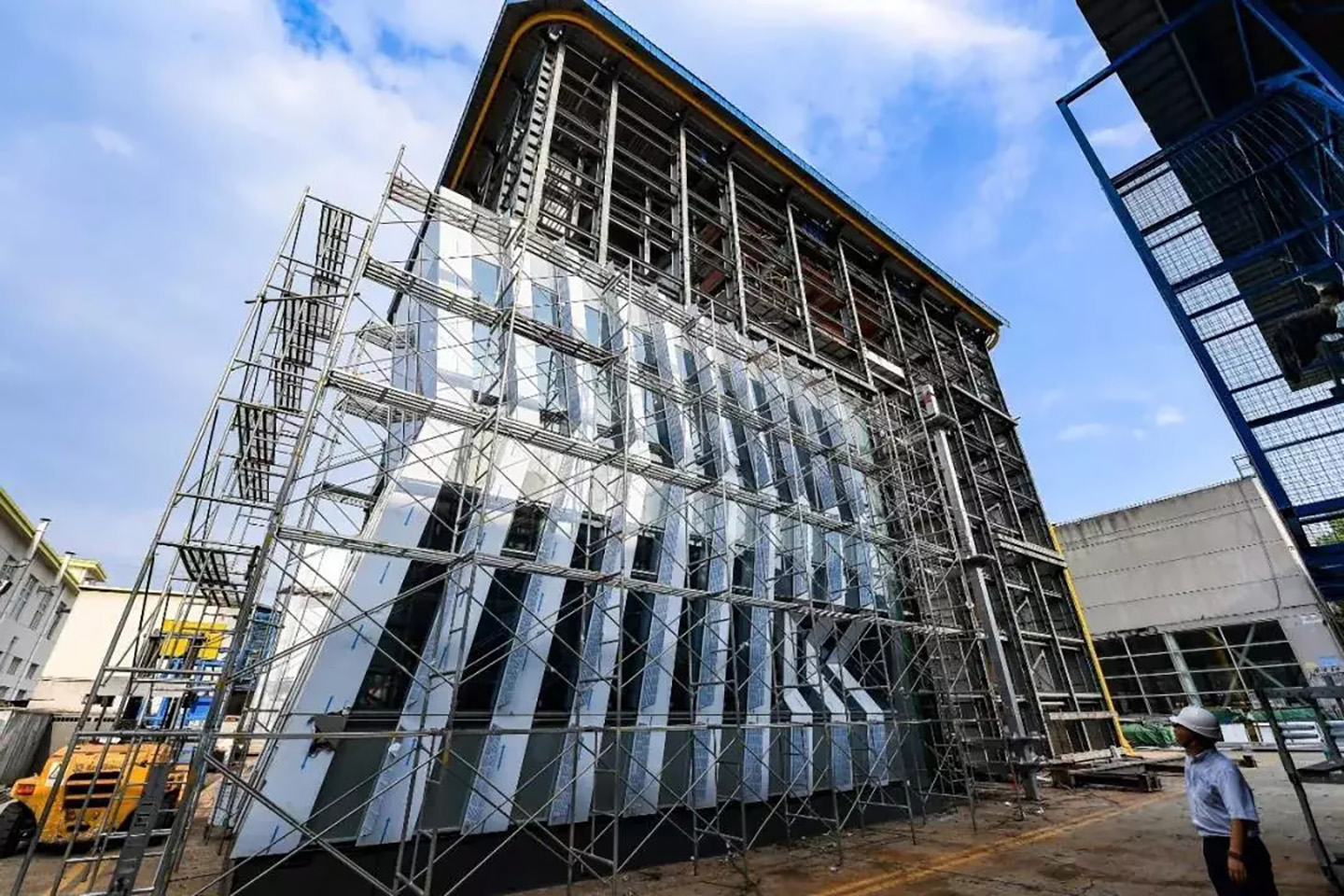 上海建科檢驗(yàn)應(yīng)用激光光譜儀快速檢測(cè)玻璃幕墻鋁合金框架